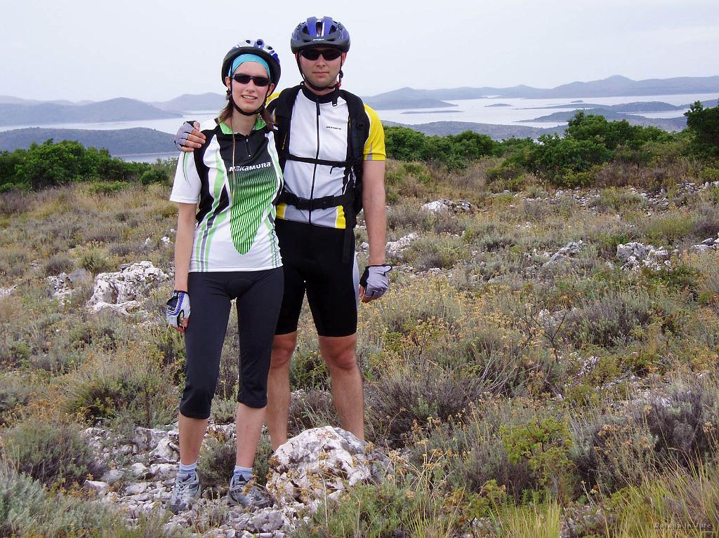 Slika_06.JPG - Kolesarska navdušenca in Kornati v ozadju.