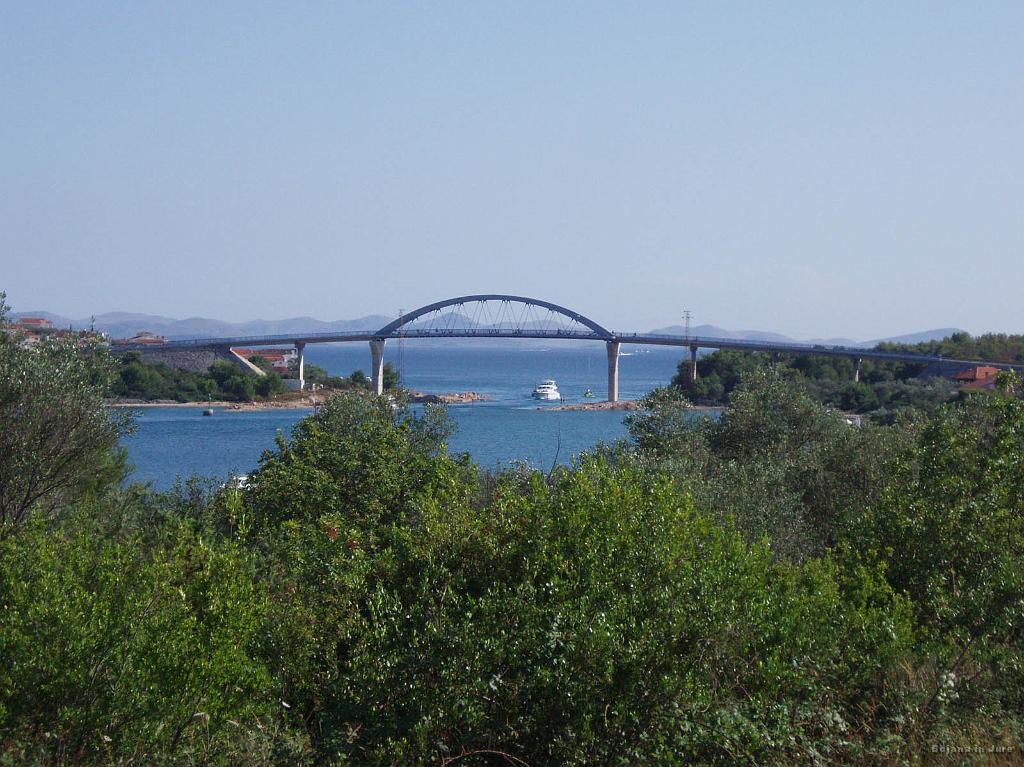Slika_25.JPG - Most med otokom Pašman in otokom Ugljan, slikano z otoka Ugljan.