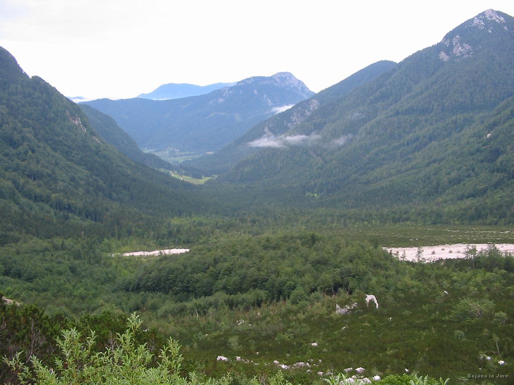 Slika_03.jpg - Pogled nazaj po rahlem začetnem vzponu. Štart je bil nekje na 1060 m. Vreme je bilo še zelo oblačno, čeprav veliko bolje, kot jutranji dež na Vrhniki. Aja, ustala ob 5h, štart hoje ob 7h 30min.