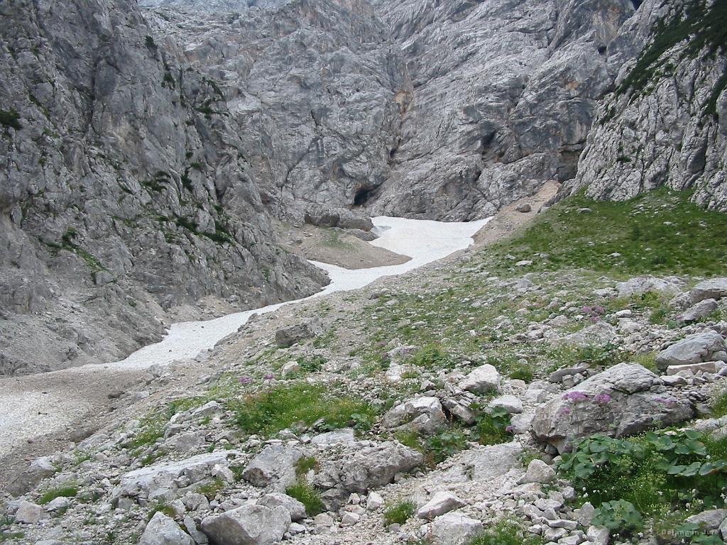 Slika_06.jpg - Do vrha snega in nato levo pa je pot skozi Žrelo.