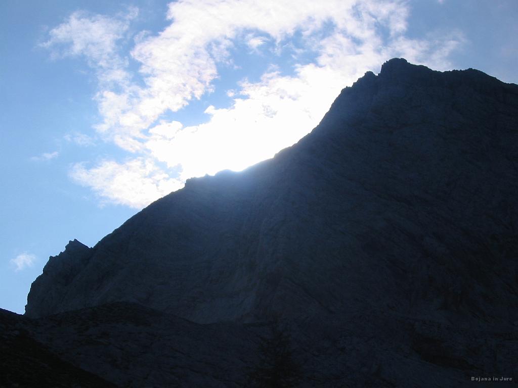 Slika_31.jpg - Sonce vzhaja izza Skute (2532 m) al pa nekje zelo blizu.