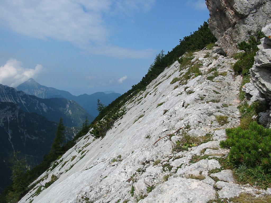 Slika_42.jpg - Z leve se priključi zavarovana zahtevna smer od Kranjske koče.
