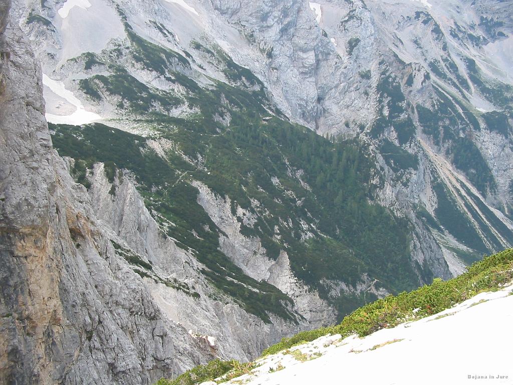 Slika_43.jpg - Kranjska koča na Ledinah in lepo vidna smer zavarovane poti na V. Babo. Morda ne na tej sliki...