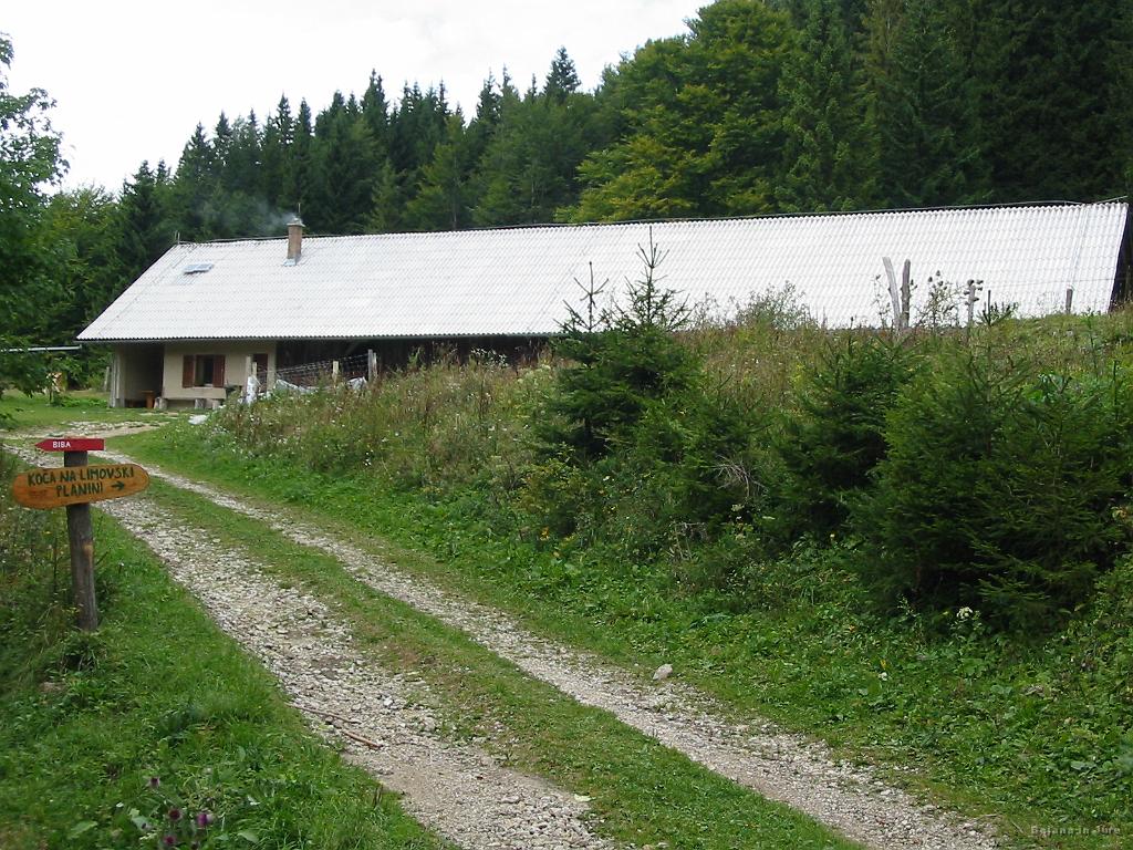Slika_08.jpg - Koča na Limovski planini (1250 m). Ja kuriti je treba, saj je bilo samo 8 st.C.
