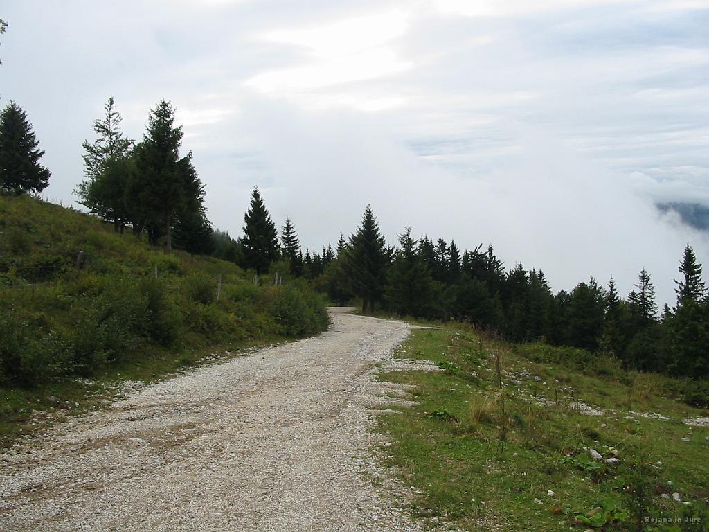 Slika_21.jpg - Sicer široka makadamska cesta, vendar odsekoma zelo razrita od deževja. Pa še prvi "žlajf" me je zajebaval....