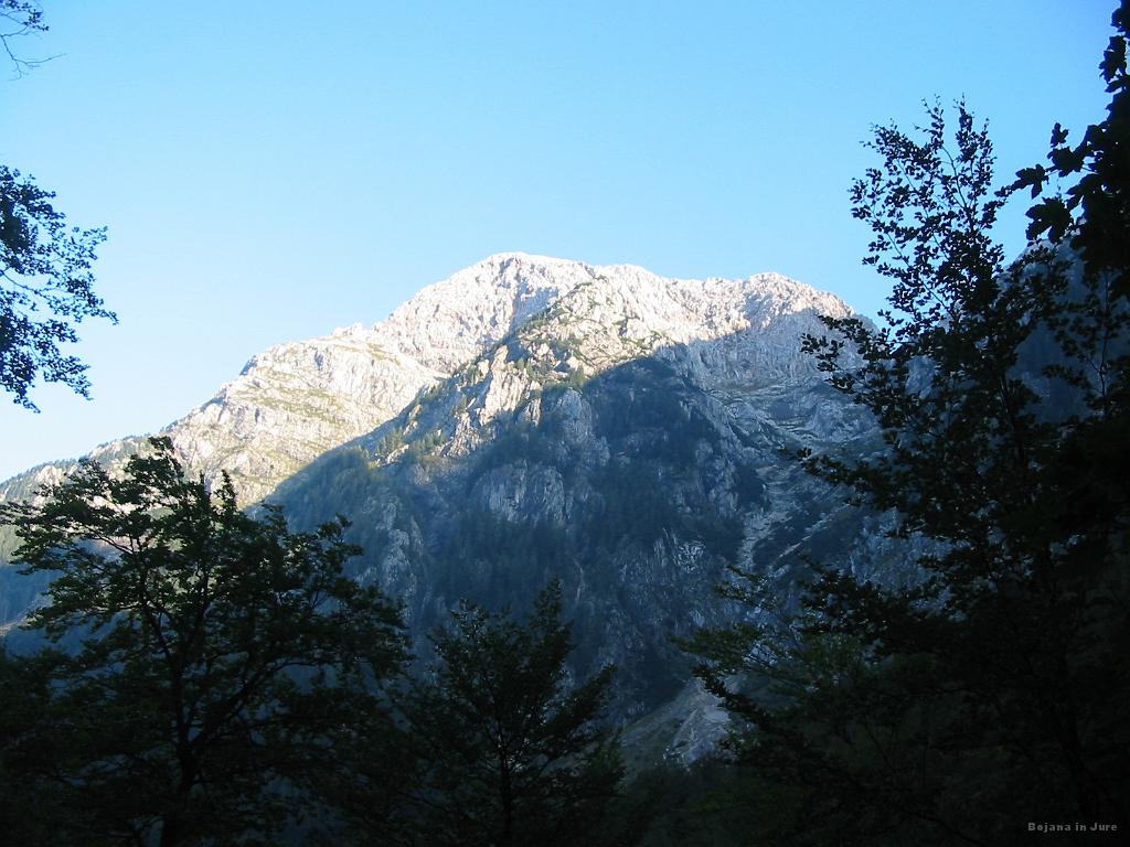 Slika_06.jpg - Kaj kmalu se je v vsej svoji lepoti in soncu pokazala Kočna. Kokrska ali Jezerska pa ne vem. Lahko sta celo obe. Kazalo je izredno lepo. Slikano s poti skozi Taško.