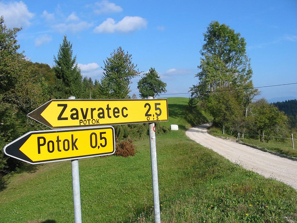 Slika_13.jpg - Tukaj sva šla desno, kjer sva se priključila na cesto iz Gor nad Idrijo v smeri ceste Logatec-Rovte.