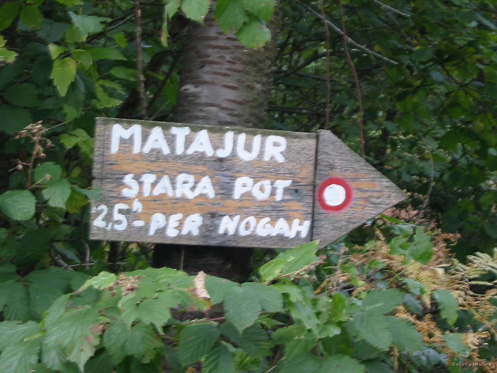 Slika_31.jpg - Tresočih rok od smejanja sem vseeno posnel to tablo. Pozna se, da je tu v bližini meja.