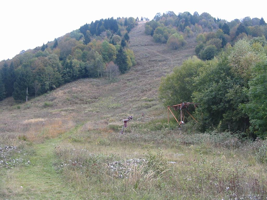 Slika_36.jpg - Pa sva že na bivšem smučišču. Štart slaloma je bil približno v sredini, kjer je vidna temnejša lisa. Vlečnici spominjata na te dobre čase...