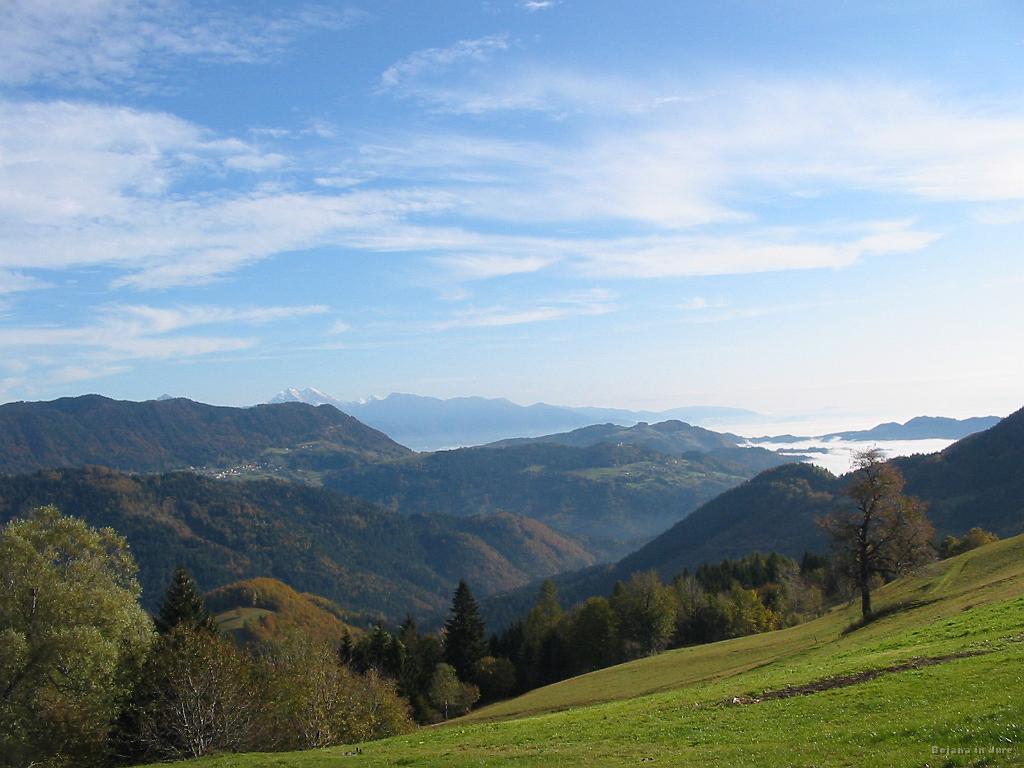 Slika_05.jpg - Škofja Loka in ozadje (Ljubljana) v megli, levo so verjetno Dražgoše, povsem v ozadju skoraj na sredini pa Kočni in Grintovec z nekaj snežne odeje.