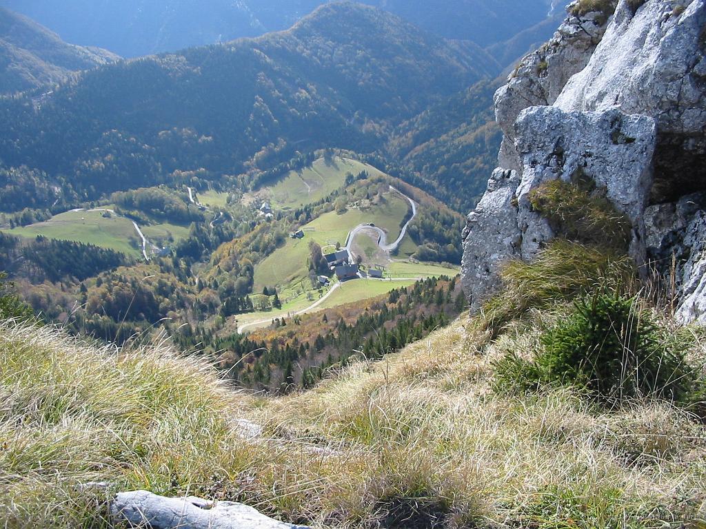 Slika_25.jpg - S poti proti Žbajneku, strm pogled na vas Torka.