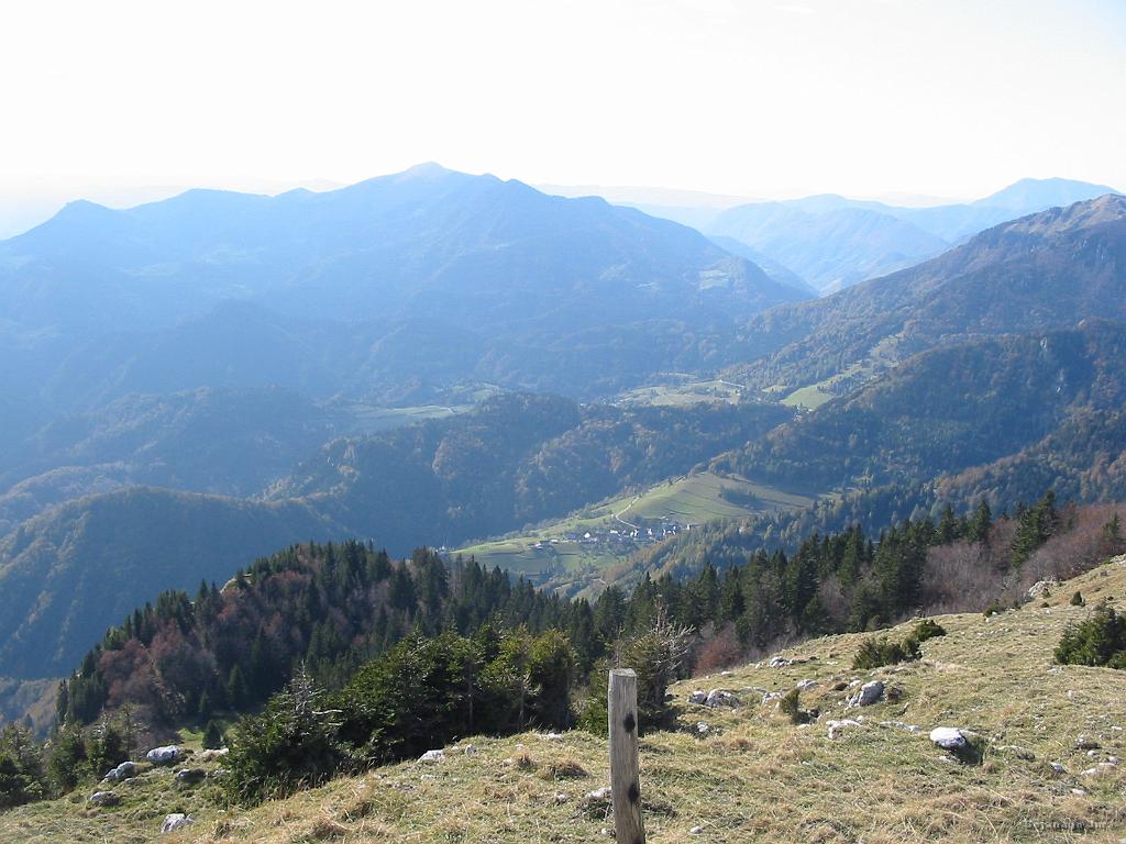 Slika_29.jpg - Pogled proti vasi Zg. Danje, zadaj skrita pa vas Sorica.