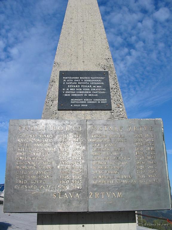 Slika_48.jpg - Spomenik žrtvam NOB in plošča, ki sporoča, da je bila na tem koncu partizanska bolnica Ratitovec.