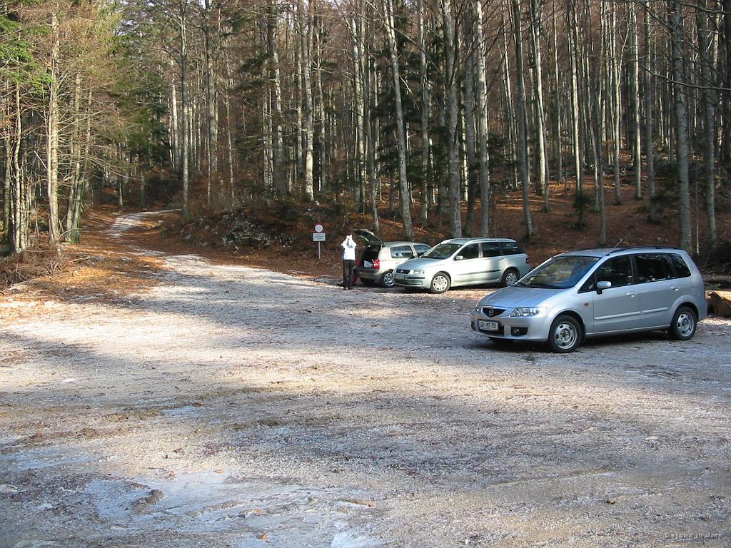 Slika_04.jpg - No, parkirišče tik ob cesti Predmeja - Lokve. Štartna potka je tudi vidna. Vendar je potrebno paziti, da po 50 m zavijemo levo, nato pa sledimo svojemu nosu.