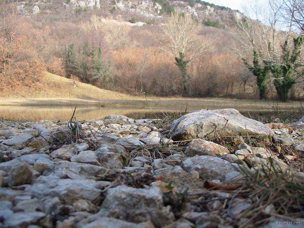 Slika_10.jpg - No, pa začnimo. Tokrat je vodila Bojana. Pri tem jezercu, ki je po mojem samo posledica obilnih padavin v preteklih dneh, sva sledila oznakam Čaven, čeprav je zemljevid jasno kazal smer Male Gore. Seveda se do tu nisva vračala nazaj in sva raje iskala svojo smer.