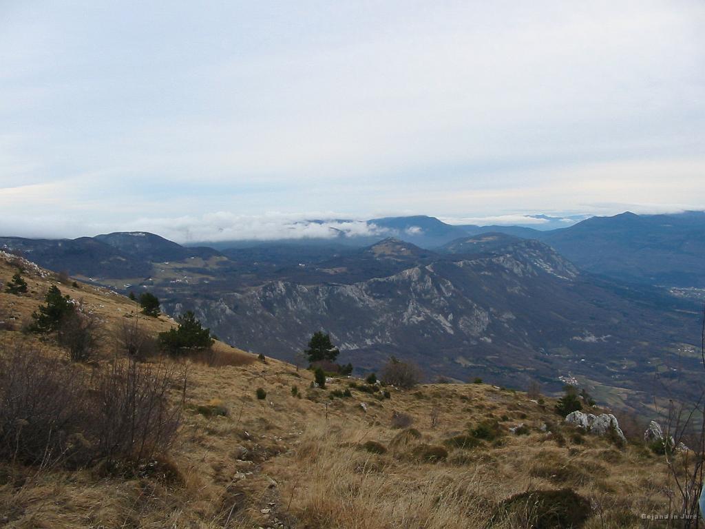 Slika_46.jpg - Vidna smer poti po robu nad Ajdovščino med Colom v smeri Predmeje.