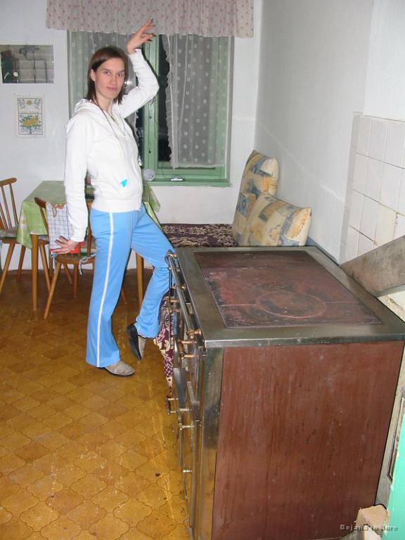Slika_12.jpg - No Bojana, kaj je bilo pa to? Drugače pa kuhinja s šporgetom.