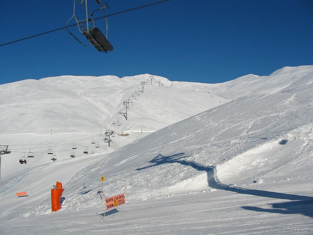 Slika_11.jpg - Senca nakazuje prisotnost sonca. Veliiiiko sonca....spremljal nas je kar 5 dni! Slika je posneta na 2050 m in kaže smer naše najljubše proge.