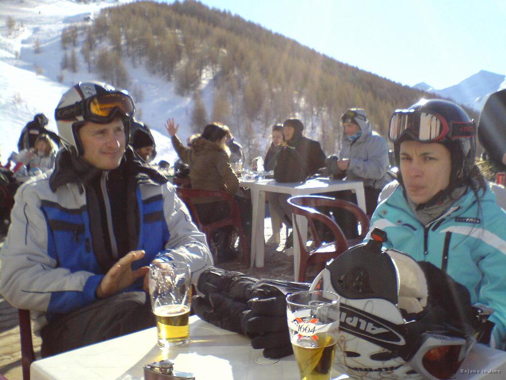 Slika_15.jpg - Obvezno pivo...priznati moram, da imajo pir ti Frenčassholes res dober. Smeško mpa Simona.