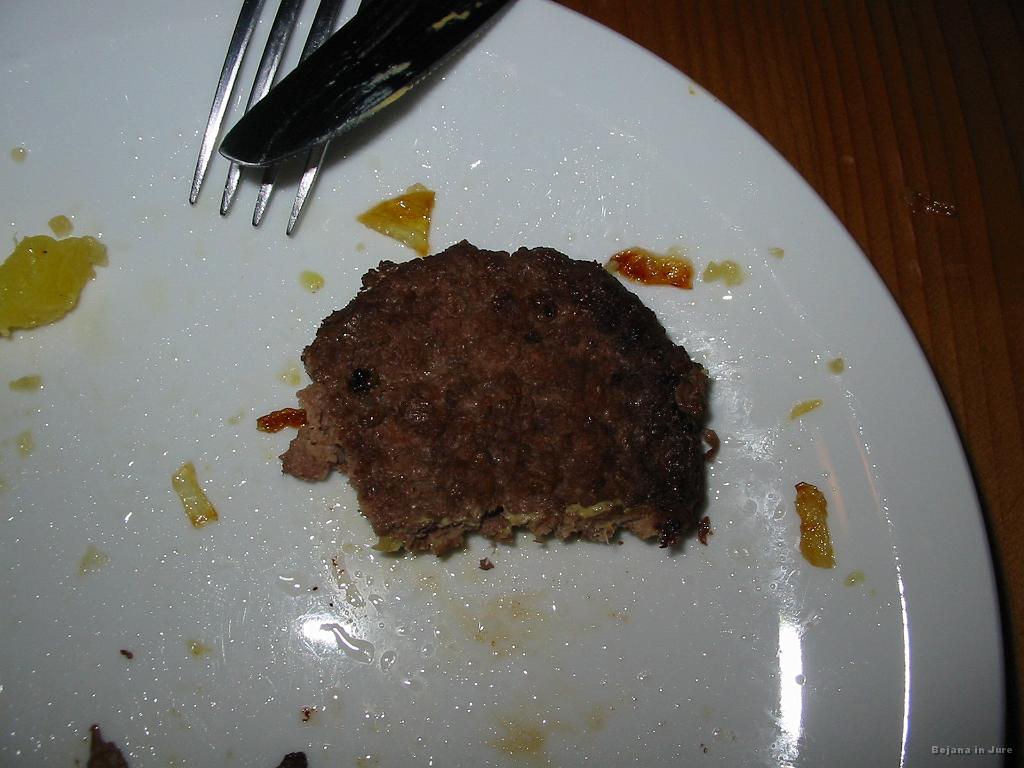 Slika_49.jpg - Slika ni nič posebnega, če ne bi bila na krožniku Francoska pleskavica. Okusa prav benega, kot žagovina, bljak... No, okrogla je bila :)
