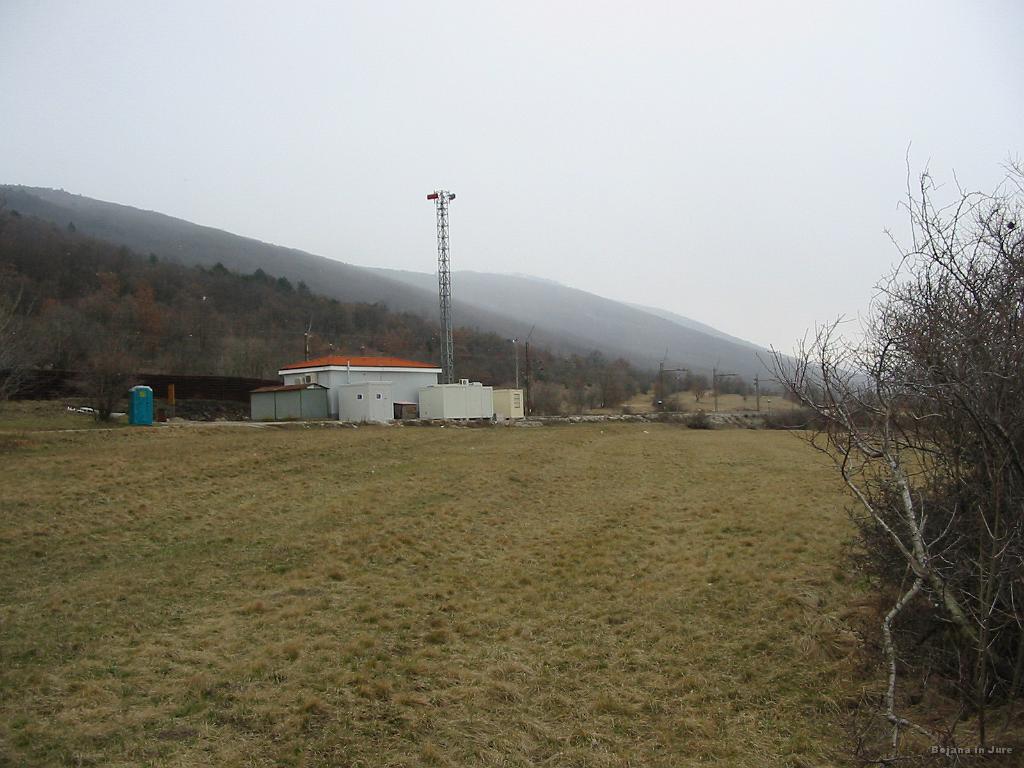 Slike_36.jpg - Po mojem skromnem mnenju je to železniška postaja tik pri vasi Prešnica, kjer se marsikdo iz avta prestavi na vlak in zapelje v neko smer. Namreč v radiju 50 m sta dve veliki parkirišči za avtomobile. Dvomim, da samo zaradi možnega izhodišča na Slavnik.