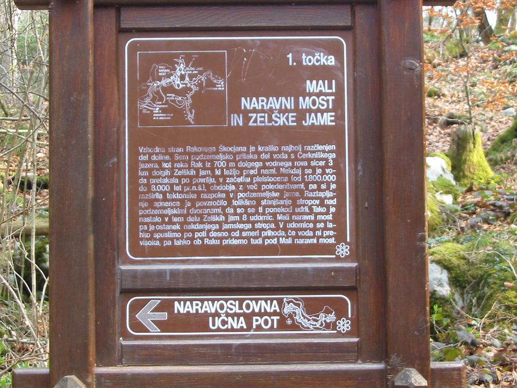 Slike_07.jpg - Mali naravni most, ki sva si ga tudi ogledala. Nastal je tako, da se je jama, po kateri je tekla voda, vdrla na obeh straneh in pustila pas skal v obliki mostu.