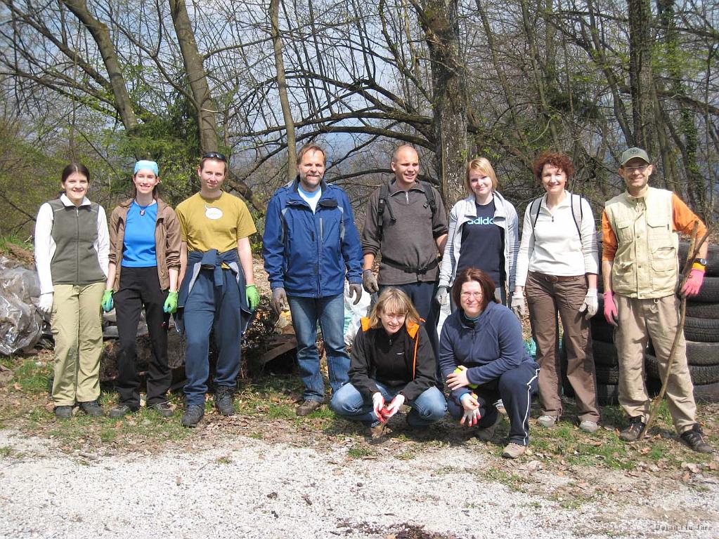 Slika_01.jpg - Akcija 'Očistimo Slovenijo v enem dnevu', 17. aprila 2010, ki je bila v pripravi 7 mesecev po vzoru podobne akcije v Estoniji, je bila v polnem teku. Baje so se 130.000 prijavljenim prostovoljcem pridružili še mnogi drugi, da je na koncu našo kokoško z vrečkami in rokavicami napadlo 250.000 ljudi. Dodeljena sva bila skupini, ki je čistila divje odlagališče pri Kurnu. Našli smo vse od stare samokolnice, cevi za napeljavo (vodovodno in električno), krožnike, lonce, vrečko polente, 6 vrst pločevink piva, 7 vrst plastenk sokov in vode, kavo, pa še stare dinarje za napitnino. Česa vsega ljudje ne vržejo stran... Pravzaprav nam sploh ne bi bilo treba stvari pobirati, če jih že odvrgli ne bi. A je res tako težko ne metati stvari tam, kamor ne spadajo? Še barvno slepim bodejo v oči rdeče piksne sredi zelene narave, kaj šele star fičo.