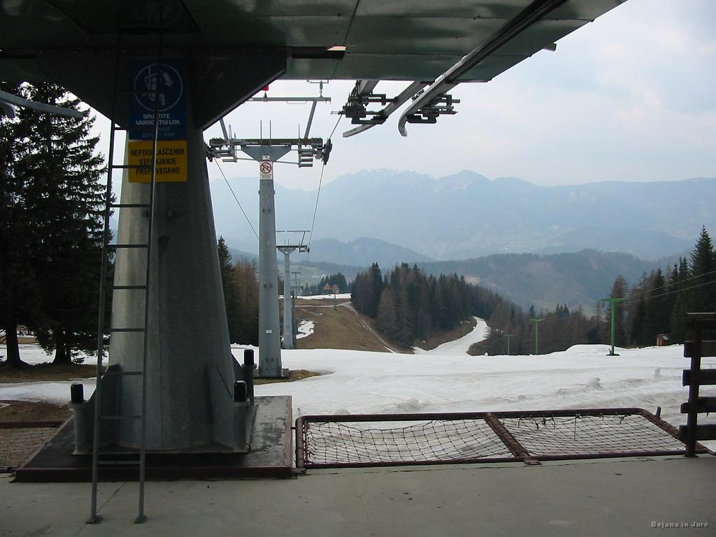 Slika_11.jpg - Sedežnice s pospravljenini sedeži. Se vidimo drugo sezono!