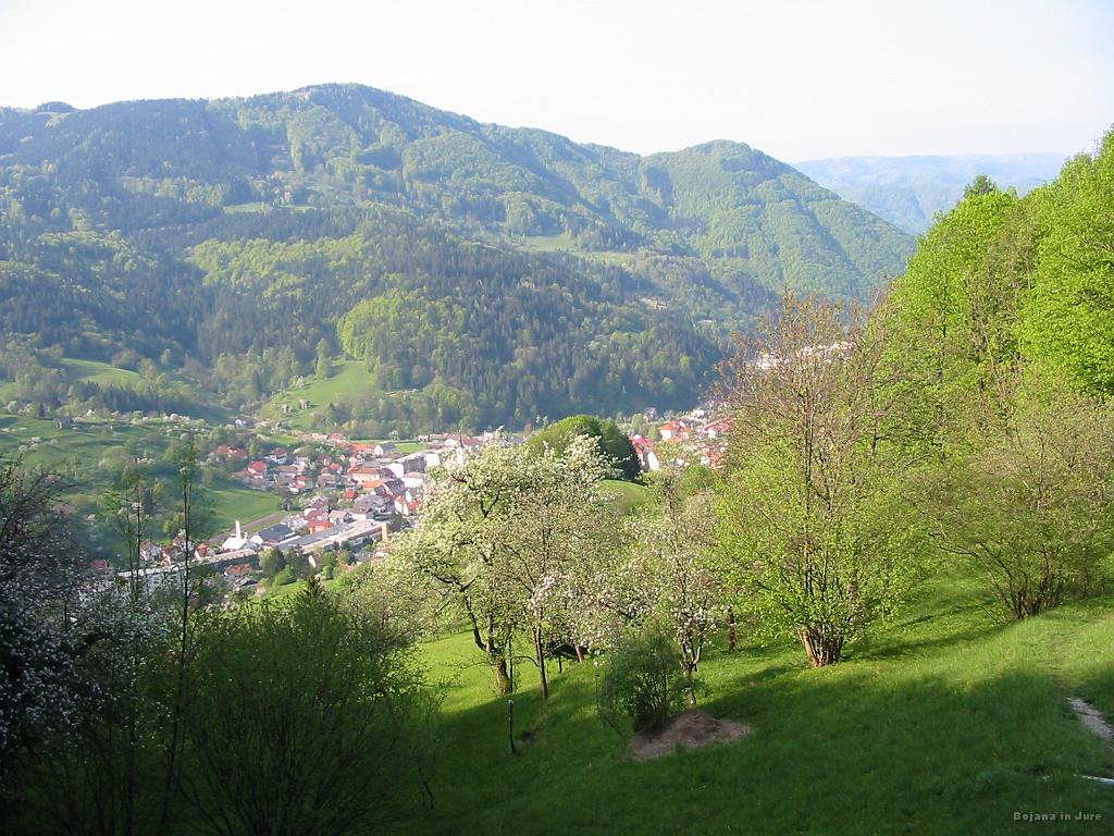 Slika_05.jpg - Pogled na Cerkno iz Meline. Vse "code", mmmmmm.
