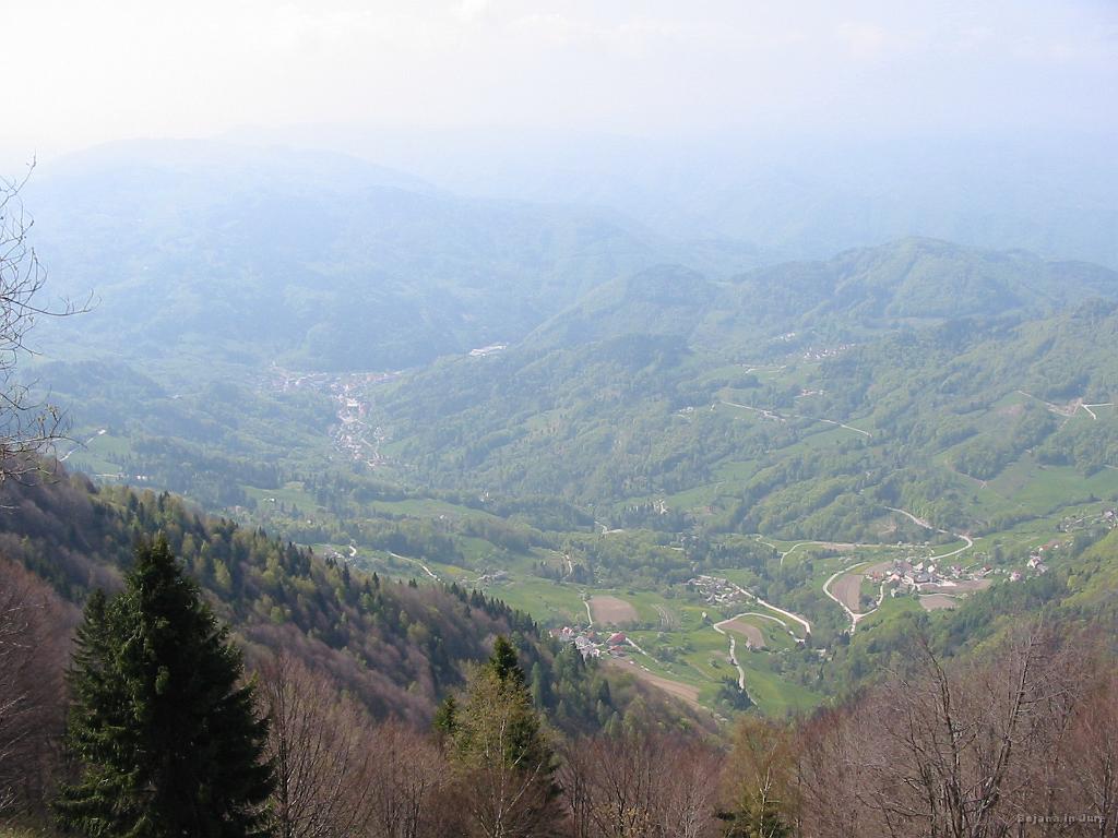 Slika_10.jpg - Kače lokalnih cest. Izstopajo Cerkno, Poče in Gorje.
