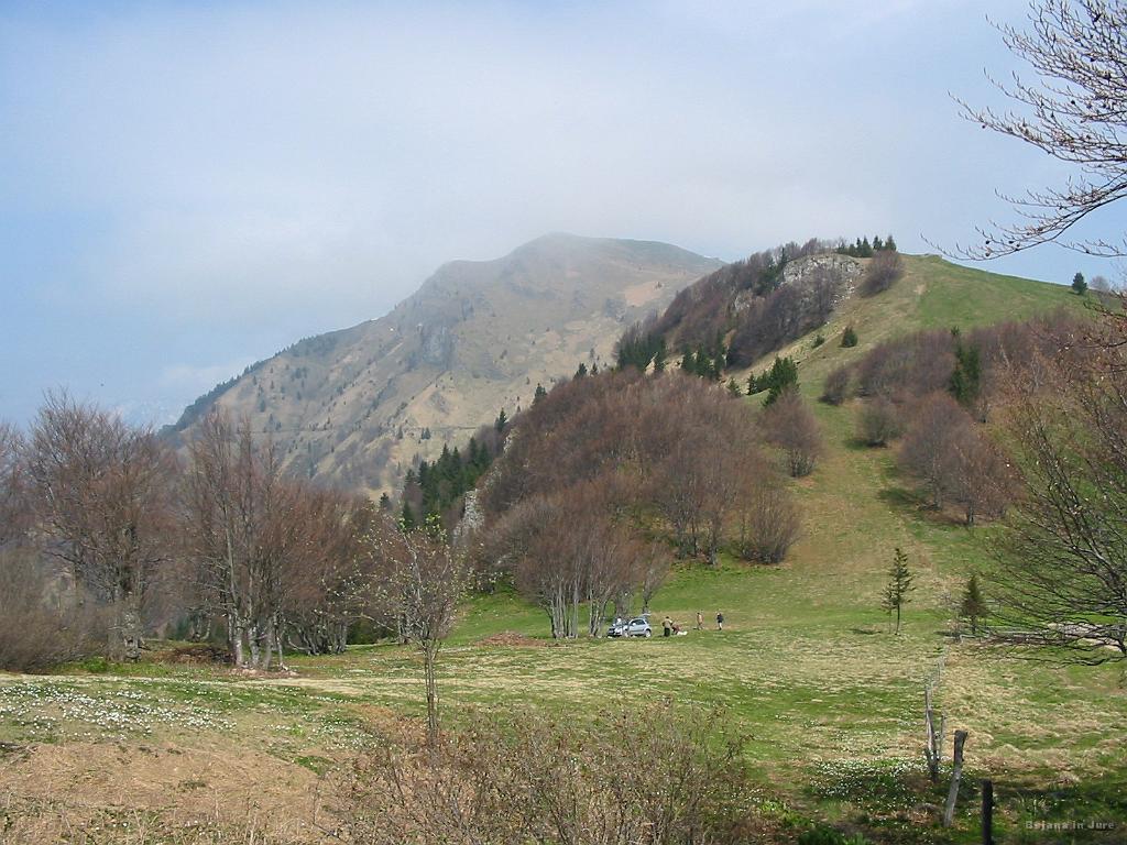 Slika_11.jpg - Medrce, tik za Lovsko kočo. Ravno ob prihodu so se pričeli vleči oblaki čez vrh. Opazimo tudi skupino planincev, ki se na višino 1250 m pripeljejo z avtom in nato sprehod na vrh.