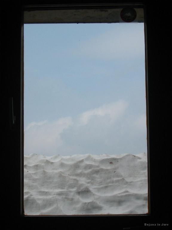 Slika_15.jpg - Pogled na sneg iz notranjosti koče. Kot valovanje morja na čezoceanki.