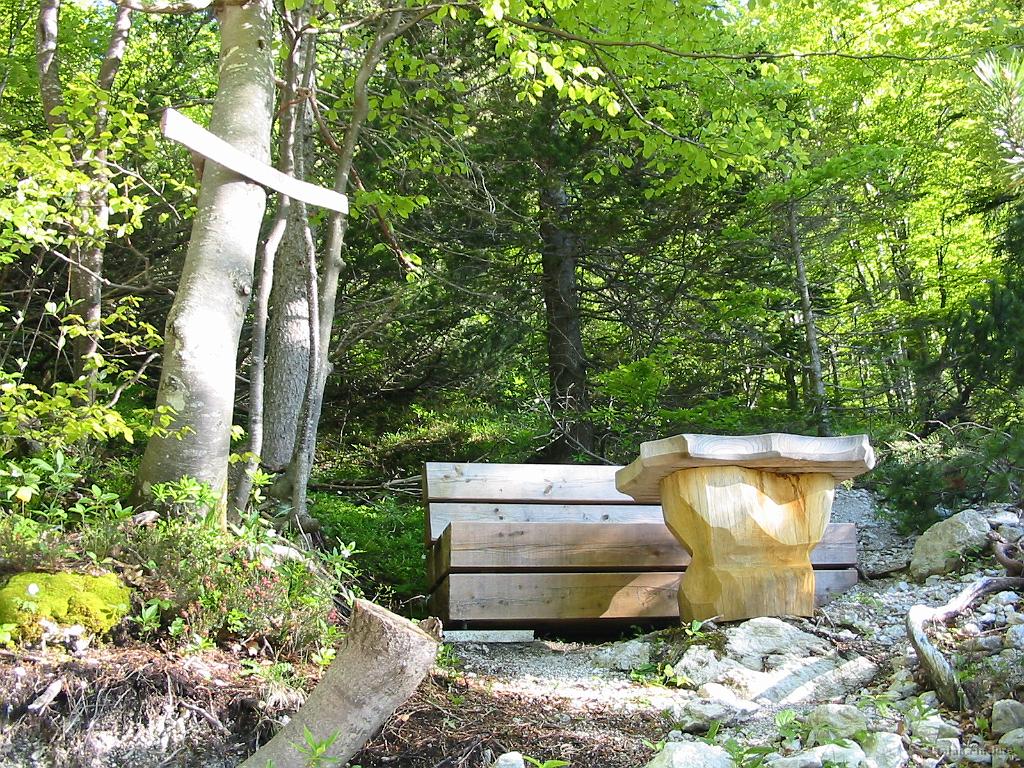 Slika_07.jpg - Utrinek ob poti. Klopca za tiste, ki radi posedijo in kakšno rečejo.