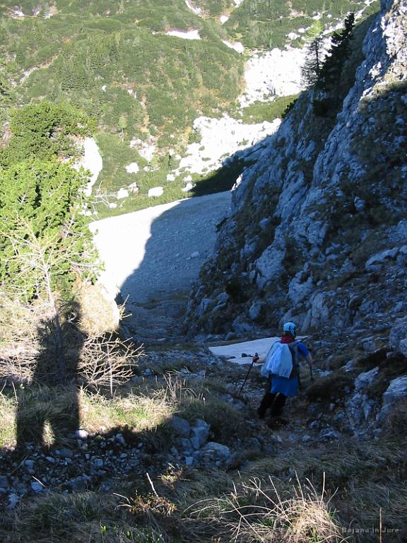 Slika_20.jpg - Spust za kakšnih 100 m, skozi ozko grlo. Nič težavnega, če ne bi bilo še snega, ki je svojim taljenjem močil skale. Kljub previdnosti mi je enkrat zdrsnilo, da so trpele blazinice na rokah.