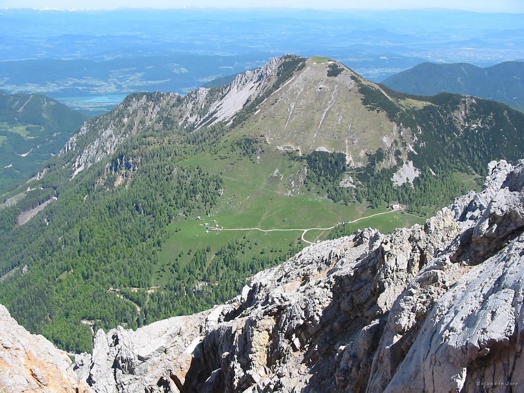 Slika_30.jpg - Severni sosedi so imeli pogled kot "šajba". V ozadju je viden Celovec, tu v dolini pa Celovška koča.
