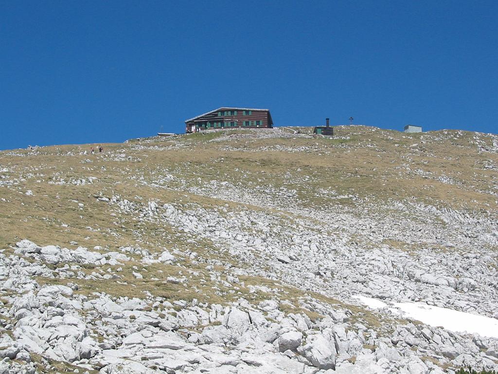 Slika_37.jpg - Pogled na Prešernovo kočo od spodaj. Morava priznati, da je na tej poti izredno veliko smeti. Tokrat sem tudi sam Bojani pomagal pri pobiranju.