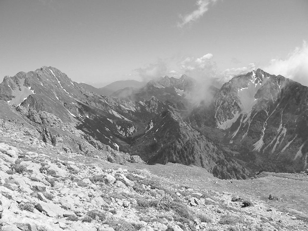 Slika_38.jpg - Levo Vrtača (2181 m), v sredini Srednji vrh (1796 m), desno pa Begunjščica (2060 m).