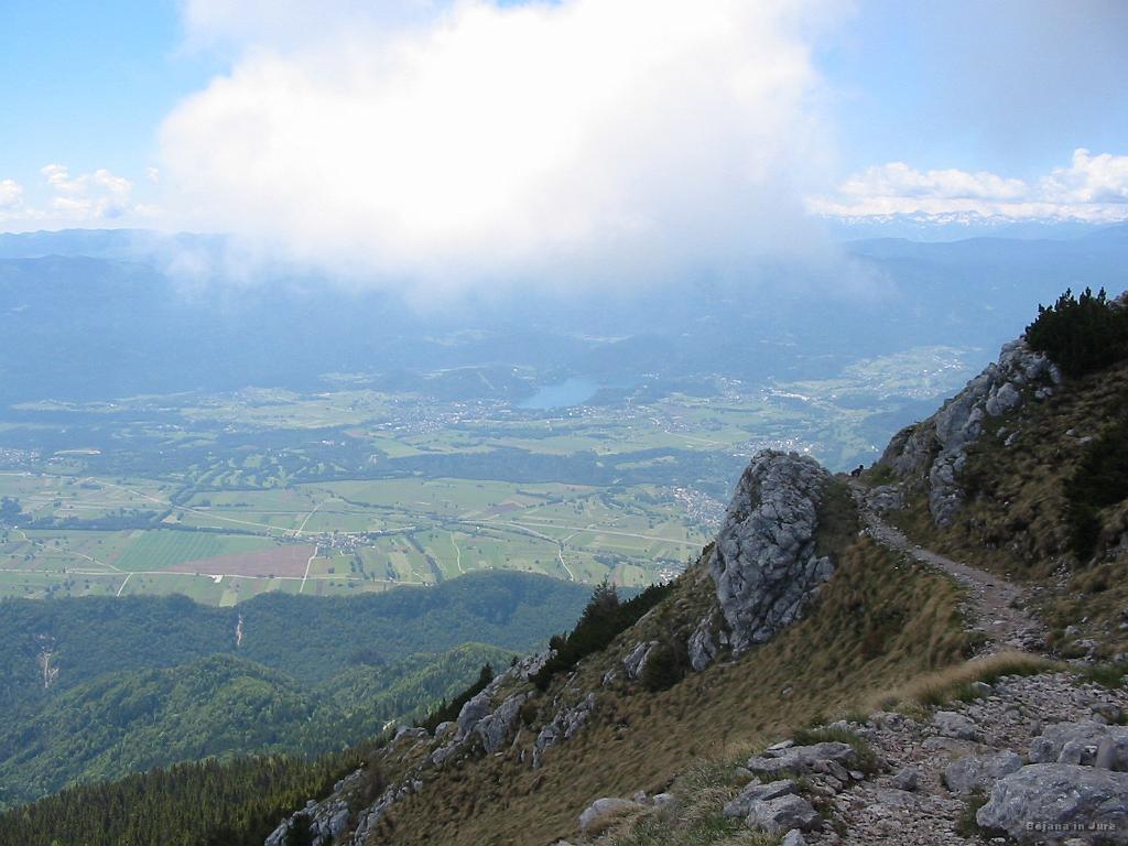 Slika_40.jpg - Pot naju je vodila skrajno proti zahodu, vendar se je tudi malce obrnila. Še zahodnejša je pot, ki vodi skoraj do Valvasorjevega doma.