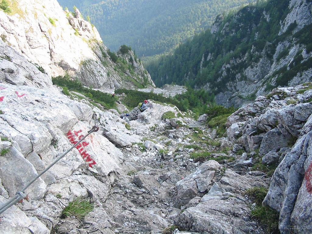 Slika_19.jpg - Združitev poti skozi Žrelo in čez Psico. Na sliki vidimo par "tekmecev", ki naju je dobro uhiteval. Še nižje, in se jih na sliki ne vidi, pa dva v telovadnih copatih in brez čelade. Na vrhu Storžiča smo s "tekmecema" zaskrbljujoče gledali pohodnike in teh dveh ni bilo med njimi. No, po 40 minutah, ravno ob našem odhodu sta le prišla.