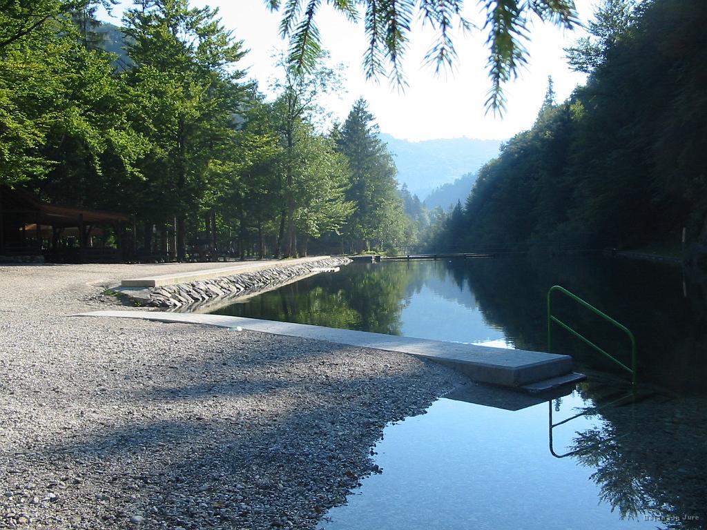 Slika_08.jpg - Idrijska Bela. Mirno, skoraj brez duše, ozračje se počasi ogreva.