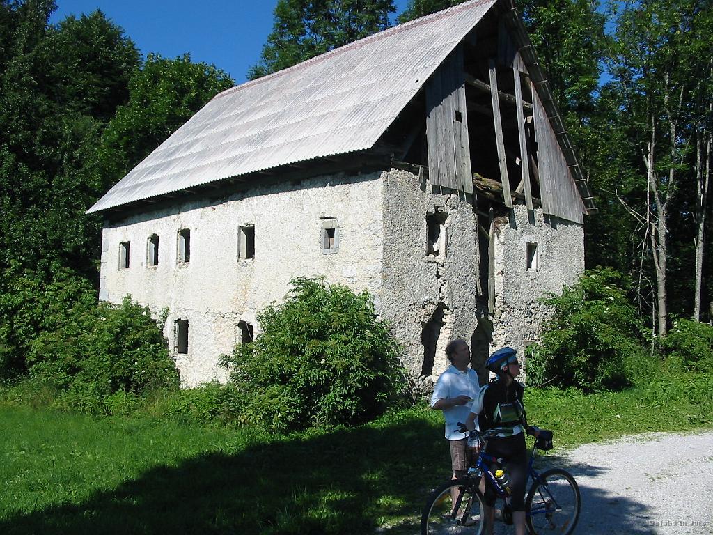 Slika_32.jpg - Bojana in g. Štravs, dr. med., si ogledujeta obnovljeno pajštvo.