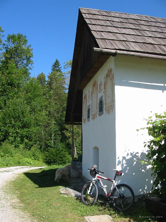 Slika_33.jpg - Ja, res je lepo obnovljena. Ko smo prijetno debatirali, prisopiha še en kolesar, in to z Lee Cougan biciklom. Moj je sicer starček proti temu, vendar dva na kupu pa nisem še videl.