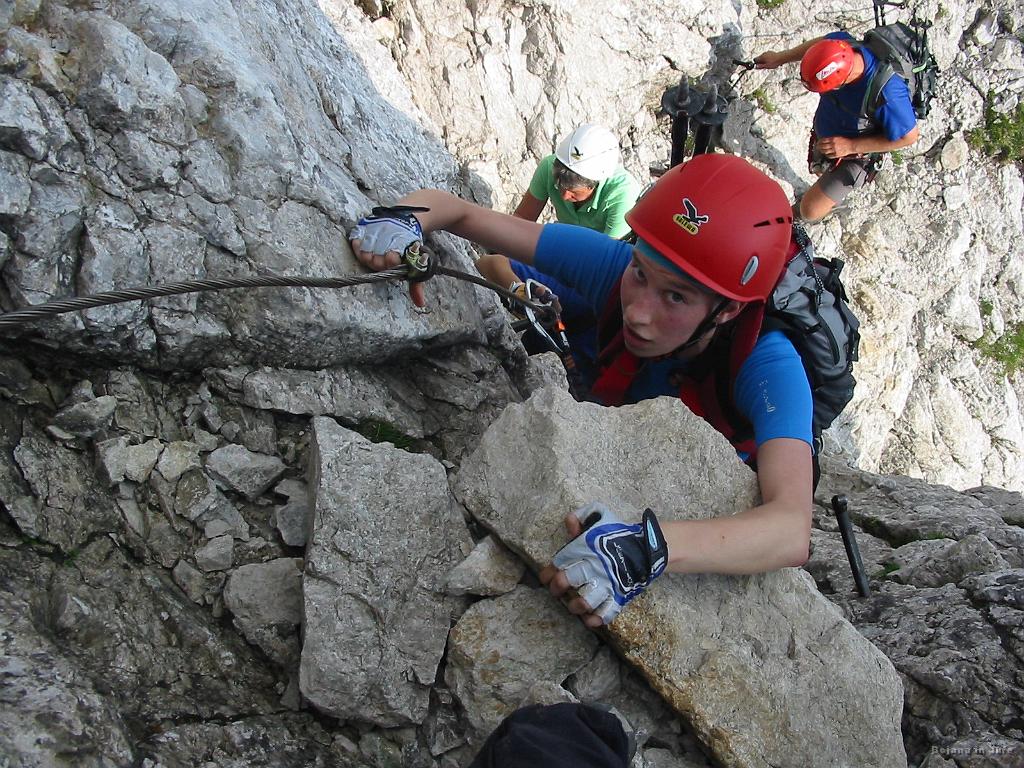 Slika_28.jpg - Tu je imela B kar nekaj težav, saj je zelo težko našla pravi oprijem. Za to skalo, se sicer ni držala ob dvigu. Vidimo, da je po tej smeri tudi kot romanje v Meko.