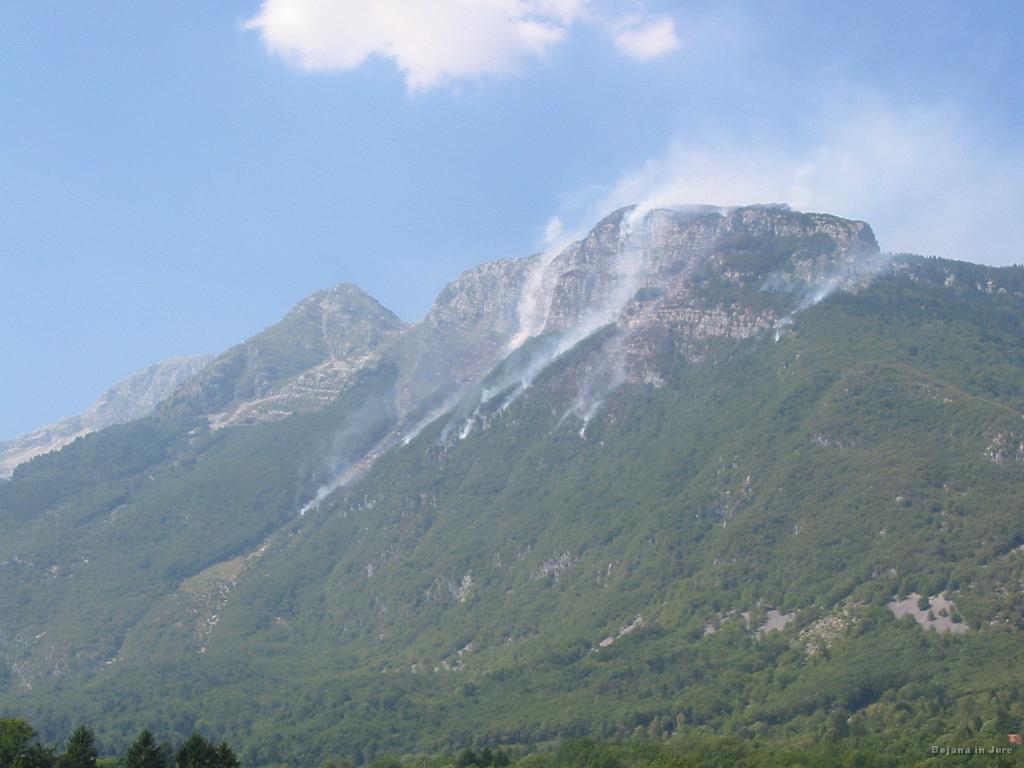 Slika_80.jpg - Nad Bovcem pod Rombonom je sredi tedna strela oz. več strel zanetilo požar.