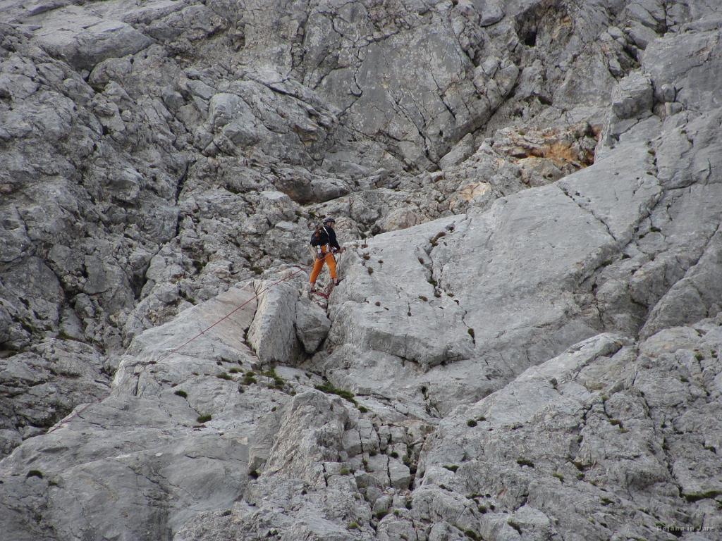 Slika_49.jpg - Alpinist nadeluje svojo smer proti vrhu Skute.