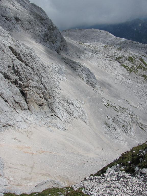 Slika_50.jpg - Uf, še kar nekaj je. Na melišču vidiva dva (fant in punca), s katerima smo prijetno kramljali na vrhu.