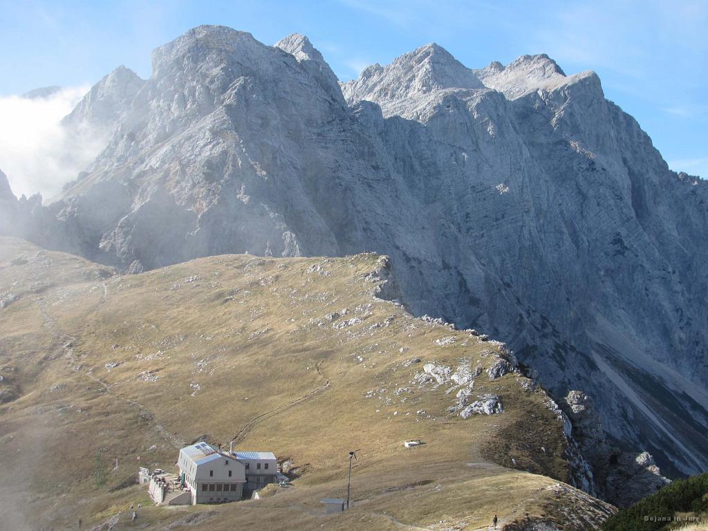 Slika_79.jpg - Koča na Kamniškem sedlu. V ozadnju pa Turska gora.