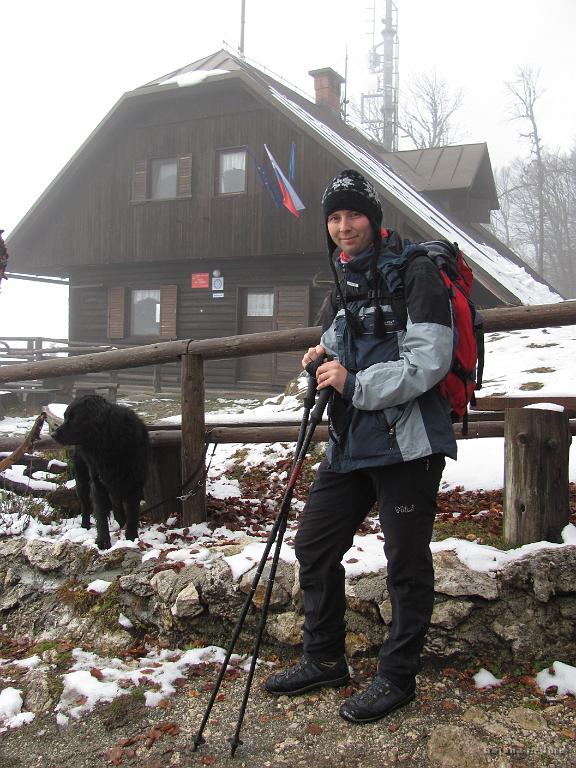 Slika_40.jpg - Kuža, ki me ni spustil bliže. Razkazujem svojo novo inkovsko kapo.