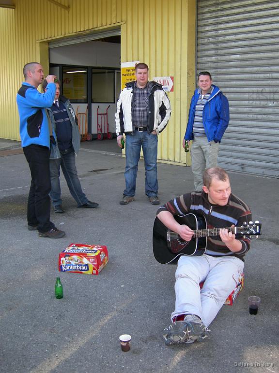 Slika_004.jpg - Naš apartma je šel po nakupih za zelenjavo, nekateri pa so si priredili outdoor show. (Slikala Saša J.)