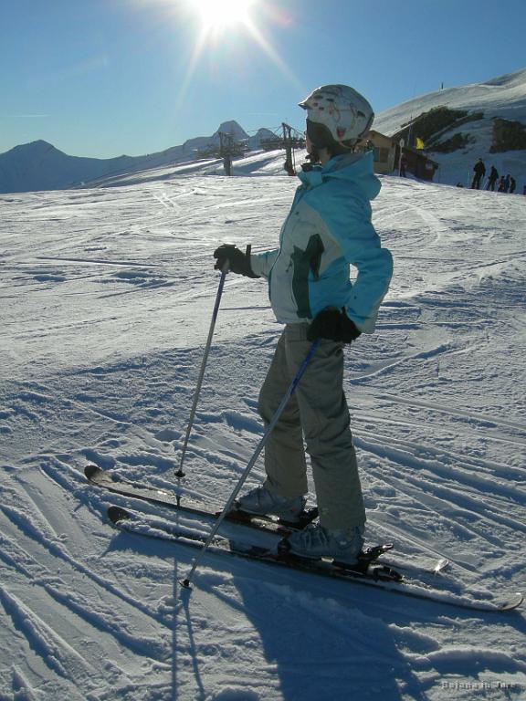 Slika_037.jpg - No, ko se pa vsega naučiš, imaš na voljo še dodatni tečaj hvatanja vitamina D in razkazovanja najnovejše smučarske opreme. (Slikala Saša J.)